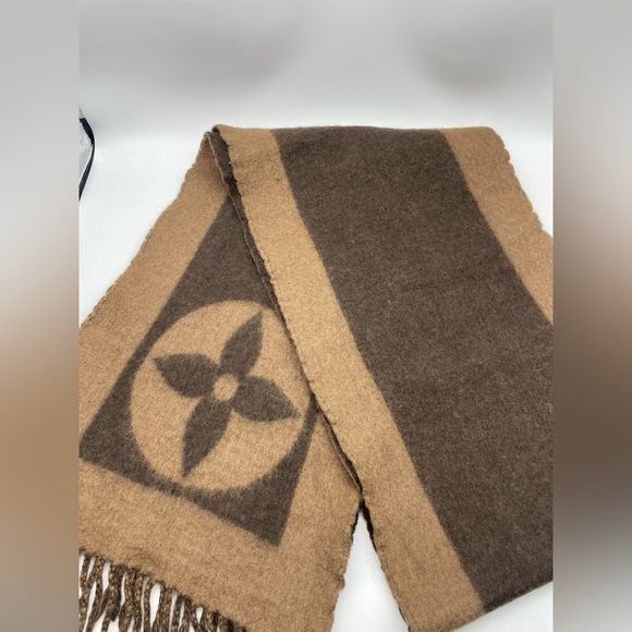 Louis Vuitton Scarf - Picture 2 of 4